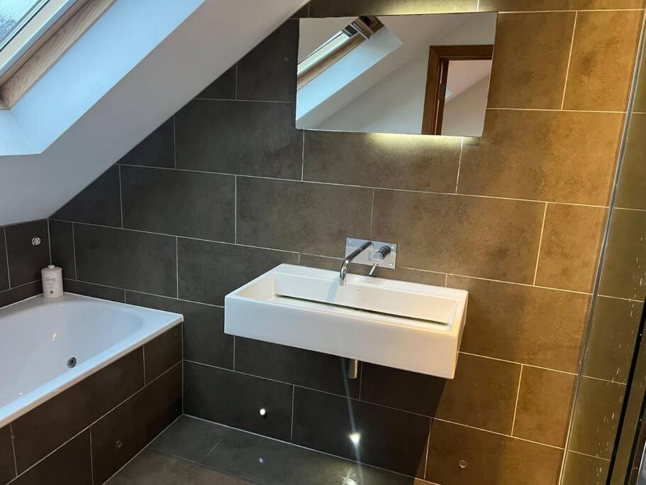 לונדון Four Bedroom Modern Victorian Wandsworth House מראה חיצוני תמונה